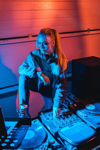 Stilvolle dj Frau mit Brille berühren dj Mixer in Nachtclub — Stockfoto