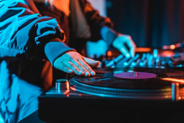 Selektiver Fokus von DJ-Frau berührt Schallplatte in Nachtclub — Stockfoto