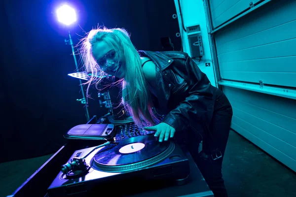 Щаслива дівчина джеда торкається вінілового запису в нічному клубі — стокове фото
