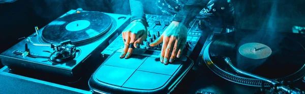 Panoramaaufnahme von DJ-Mädchen mit DJ-Ausrüstung in Nachtclub mit Rauch — Stockfoto