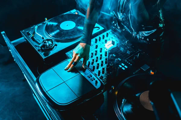 Abgeschnittene Ansicht von dj Frau mit dj Ausrüstung in Nachtclub — Stockfoto