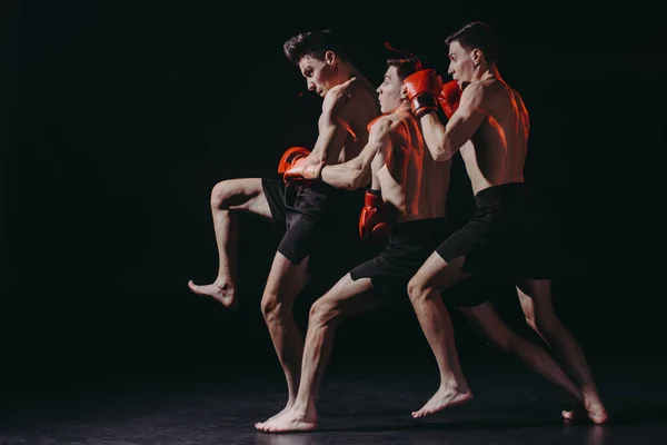 Sequenzaufnahme eines sportlichen, muskulösen Boxers in Boxhandschuhen beim Kicken — Stockfoto