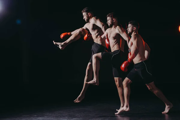 Mehrfachbelichtung starker hemdloser muskulöser MMA-Kämpfer in Boxhandschuhen beim Kicken im Sprung — Stockfoto