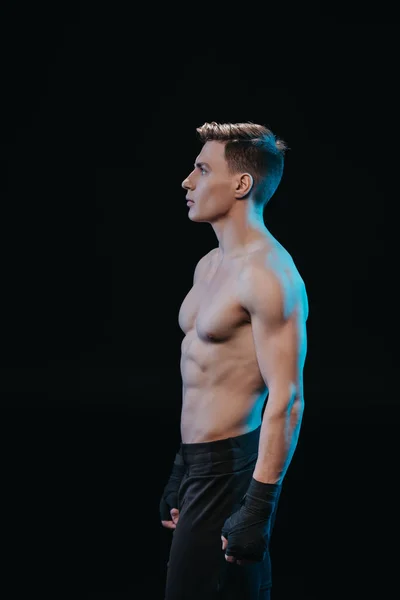 Schöner muskulöser Sportler in Bandagen mit nacktem Oberkörper isoliert auf schwarz — Stockfoto