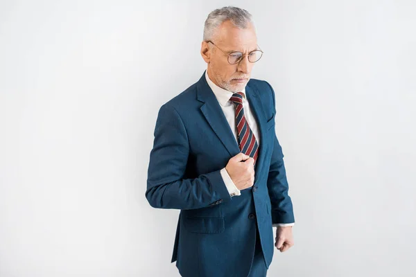 Vista aerea di uomo maturo in giacca e cravatta e occhiali in piedi isolato su grigio — Foto stock