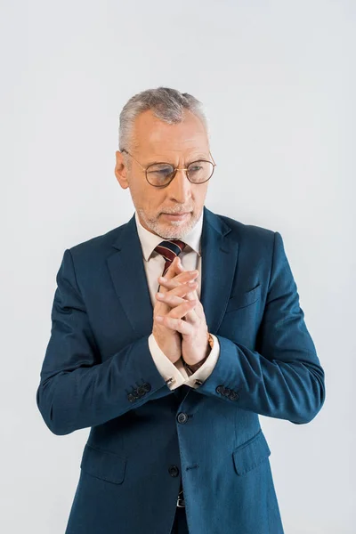Uomo d'affari in giacca e cravatta in piedi in bicchieri e gesticolare isolato su grigio — Foto stock