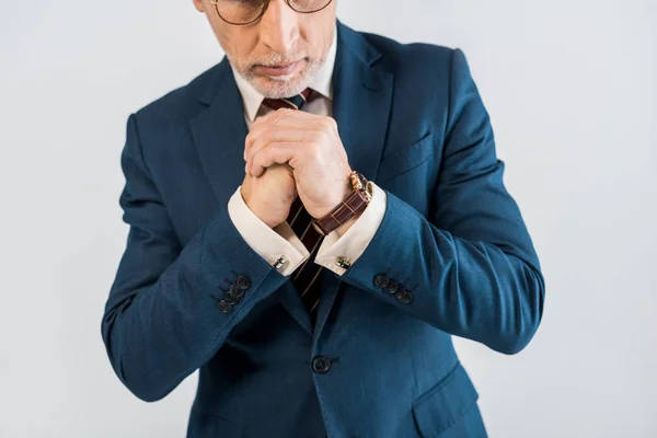 Abgeschnittene Ansicht eines reifen Geschäftsmannes im Anzug, der mit geballten Händen isoliert auf grau steht — Stockfoto
