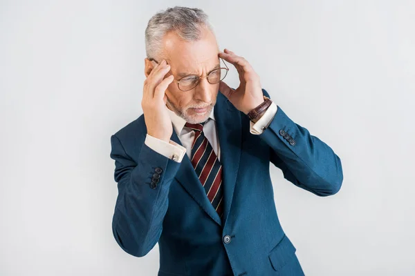 Vista aérea del hombre de negocios maduro en traje con dolor de cabeza aislado en gris - foto de stock