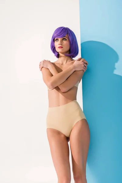 Красива дівчина з фіолетовим волоссям в нижній білизні позує на синьому і білому — стокове фото