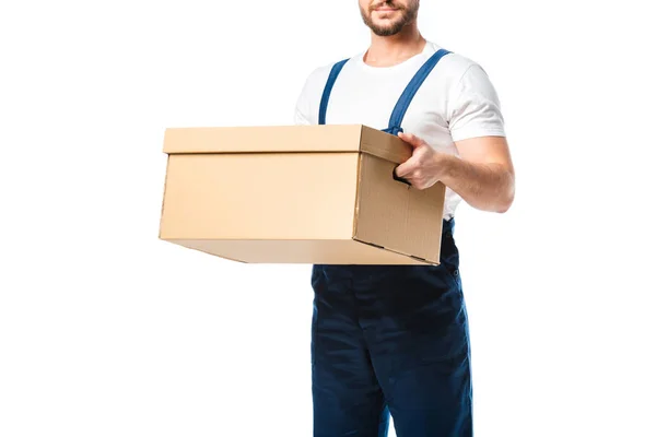 Частичный вид погрузчика в униформе с картонной коробкой, изолированной на белом — стоковое фото