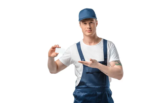 Schöner Mover in Uniform mit leerer Visitenkarte und gestikulierender Hand auf weißem Hintergrund — Stockfoto