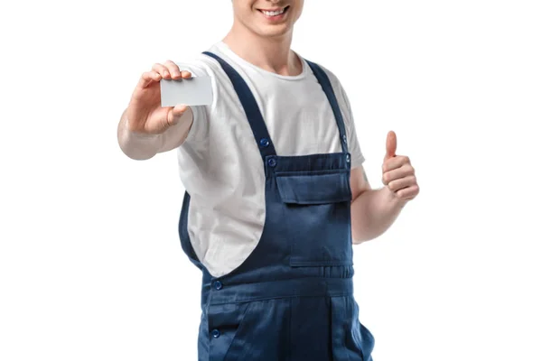 Vista cortada de mover em uniforme segurando cartão de visita em branco e mostrando sinal de polegar para cima isolado no branco — Fotografia de Stock