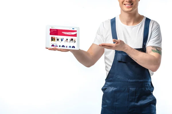 Vue recadrée du déménageur souriant gestuelle et la présentation tablette numérique avec application ebay à l'écran isolé sur blanc — Photo de stock