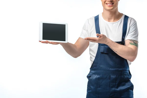 Ausgeschnittene Ansicht eines lächelnden Mover, der mit der Hand gestikuliert und ein digitales Tablet mit leerem Bildschirm präsentiert, isoliert auf weiß — Stockfoto