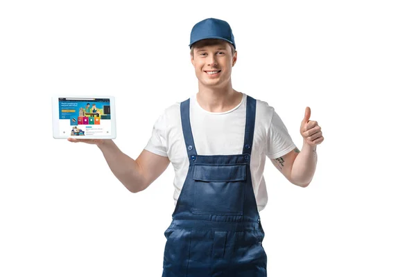 Bonito sorrindo mover mostrando polegar para cima e apresentando tablet digital com aplicativo amazon na tela isolada no branco — Fotografia de Stock