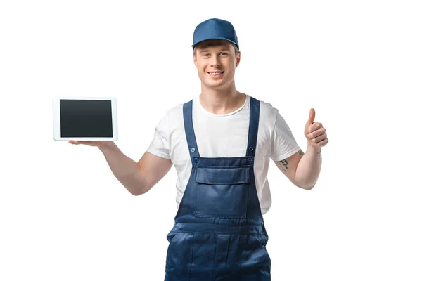 Sorrindo mover olhando para a câmera, mostrando polegar para cima e apresentando tablet digital com tela em branco isolado em branco — Fotografia de Stock