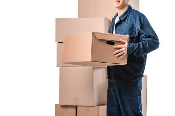 Vue recadrée du déménageur en uniforme portant boîte en carton isolé sur blanc — Photo de stock