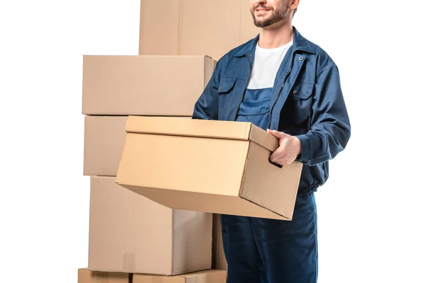 Vue recadrée du déménageur en uniforme portant boîte en carton isolé sur blanc — Photo de stock