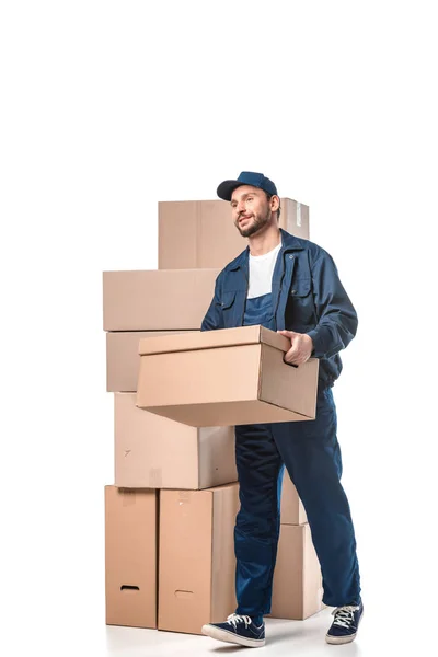 Bonito mover em uniforme transportando caixa de papelão isolado no branco — Fotografia de Stock