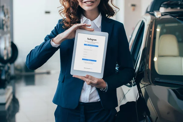 Teilbild einer Geschäftsfrau mit digitalem Tablet und Instagram-App auf dem Bildschirm — Stockfoto