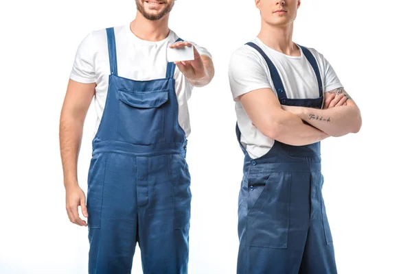 Vista ritagliata di due motori in uniforme che mostrano carta bianca con spazio di copia isolato su bianco — Foto stock