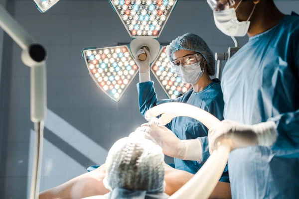 Selektive Fokussierung des Arztes in Uniform und medizinischer Maske auf den Patienten — Stockfoto