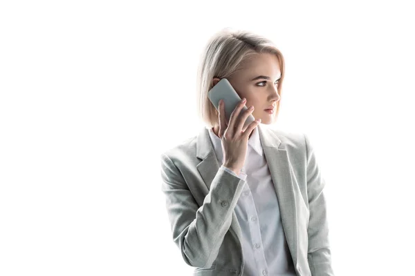 Bonita, mujer de negocios segura de hablar en el teléfono inteligente aislado en blanco — Stock Photo