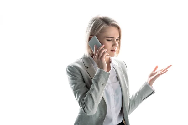 Schöne, seriöse Geschäftsfrau mit blonden Haaren, die auf dem Smartphone vereinzelt auf Weiß spricht — Stockfoto