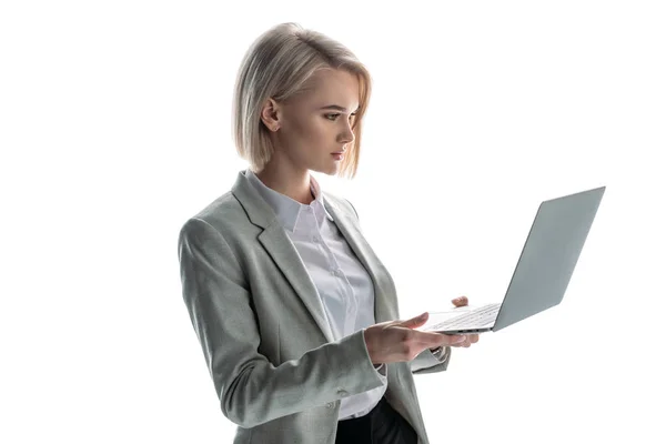 Hübsche, blonde, aufmerksame Geschäftsfrau hält Laptop isoliert auf weiß — Stockfoto