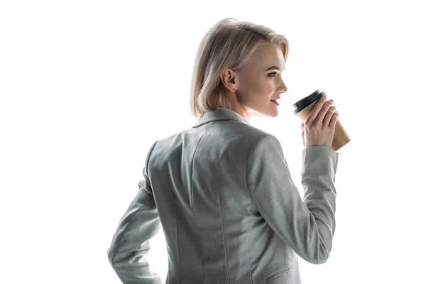 Schöne lächelnde Geschäftsfrau, die Kaffee trinkt, um sich auf Weiß zu isolieren — Stockfoto