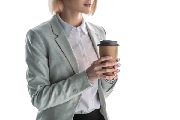 Vista parcial de la empresaria sosteniendo café para ir aislado en blanco - foto de stock