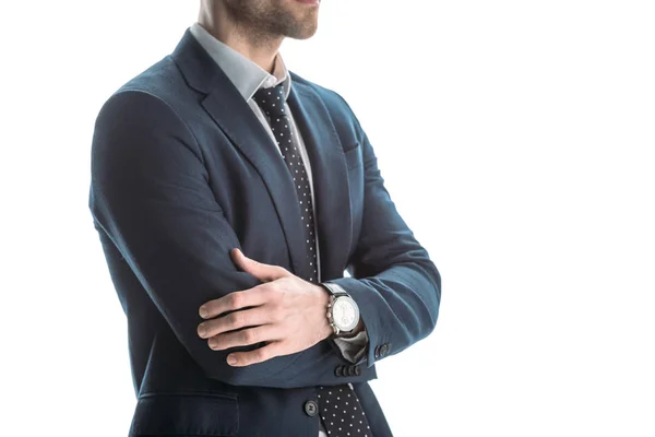 Vista parcial del hombre de negocios en traje con brazos cruzados aislados en blanco - foto de stock