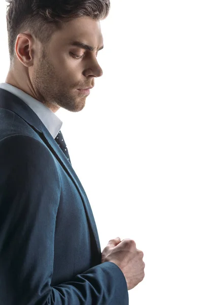 Bello, uomo d'affari fiducioso in giacca e cravatta guardando giù isolato su bianco — Foto stock
