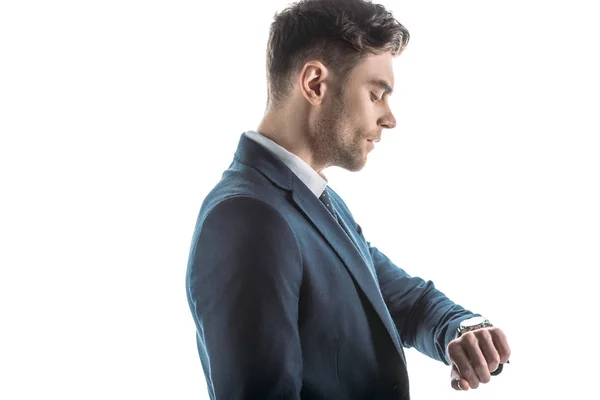 Gutaussehender, selbstbewusster Geschäftsmann schaut vereinzelt auf weiße Armbanduhr — Stockfoto