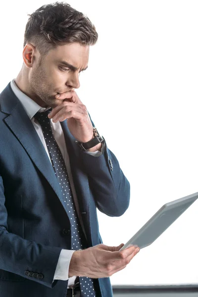 Pensativo, hombre de negocios bien parecido utilizando tableta digital aislado en blanco - foto de stock