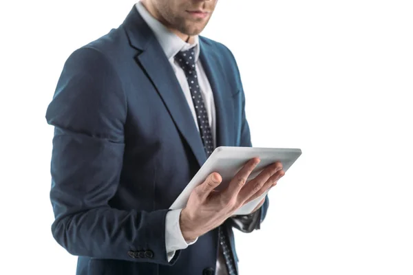 Vista parcial del hombre de negocios en traje usando tableta digital aislada en blanco - foto de stock