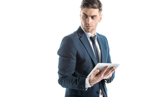 Serio, uomo d'affari premuroso utilizzando tablet digitale isolato su bianco — Foto stock