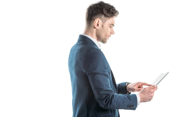 Vista lateral del hombre de negocios reflexivo utilizando tableta digital aislada en blanco - foto de stock