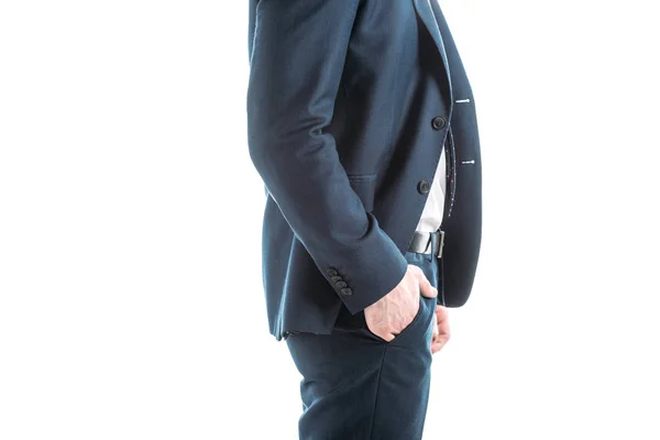 Vista recortada de hombre de negocios en traje con la mano en el bolsillo aislado en blanco - foto de stock