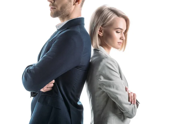 Красивая деловая женщина и бизнесмен, стоящие спиной к спине со скрещенными руками, изолированными на белом — стоковое фото