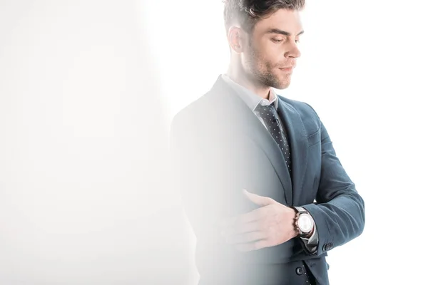 Foco seletivo de empresário confiante com braços cruzados em branco — Fotografia de Stock