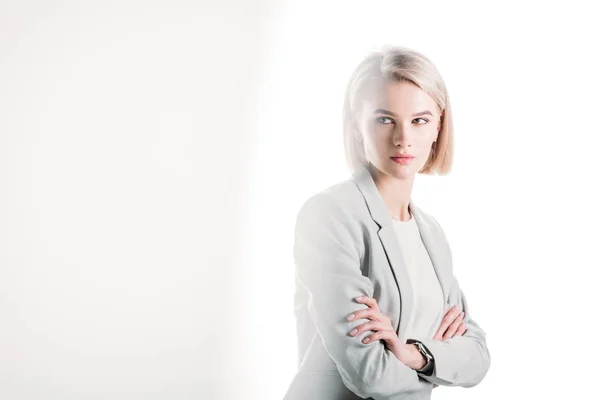 Selektiver Fokus der schönen blonden Geschäftsfrau mit verschränkten Armen auf Weiß — Stockfoto