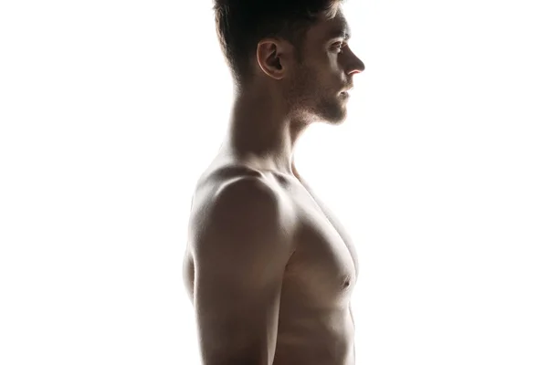 Vista lateral de un hombre guapo y serio sin camisa aislado en blanco - foto de stock