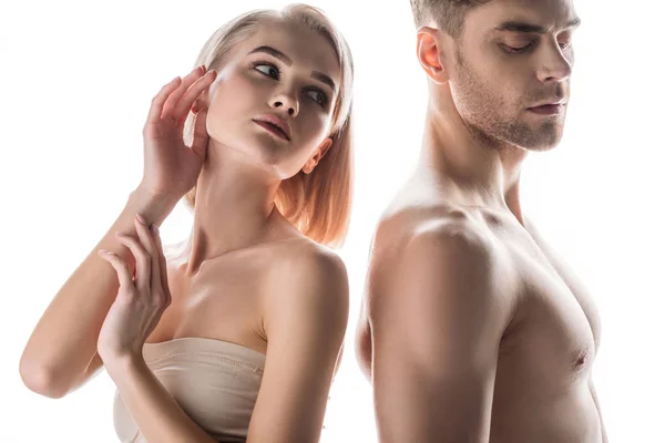 Attrayant blonde femme et torse nu bel homme isolé sur blanc — Photo de stock