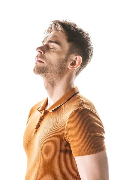 Hombre pensativo, guapo con los ojos cerrados aislados en blanco - foto de stock