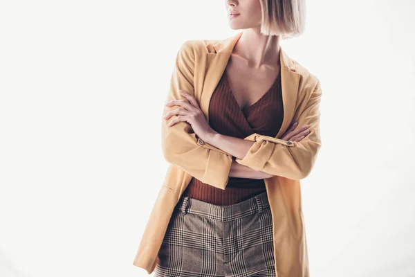 Visão parcial de confiante, mulher da moda com braços cruzados em cinza — Fotografia de Stock