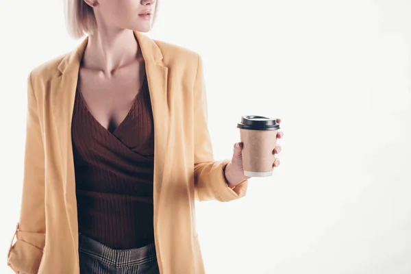 Vista recortada de la mujer de moda sosteniendo café para ir en gris - foto de stock
