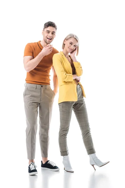 Souriant jeune femme debout près de sourire bel homme isolé sur blanc — Photo de stock