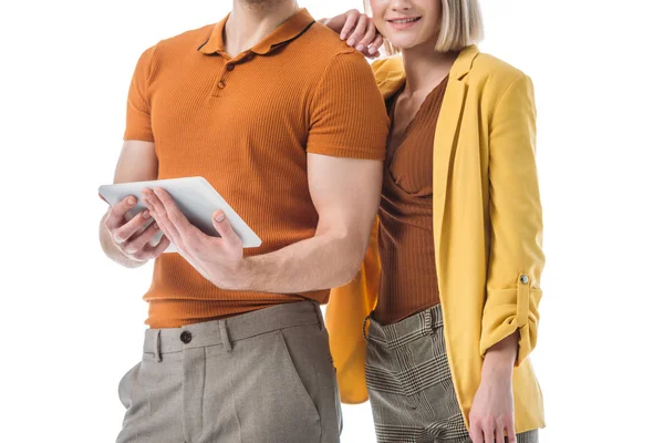 Частичный взгляд женщины, стоящей рядом с мужчиной с цифровой таблетки изолированы на белом — стоковое фото