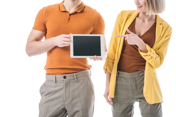 Vista cortada do homem segurando mesa digital com tela em branco, enquanto estava perto da mulher apontando com o dedo isolado no branco — Fotografia de Stock